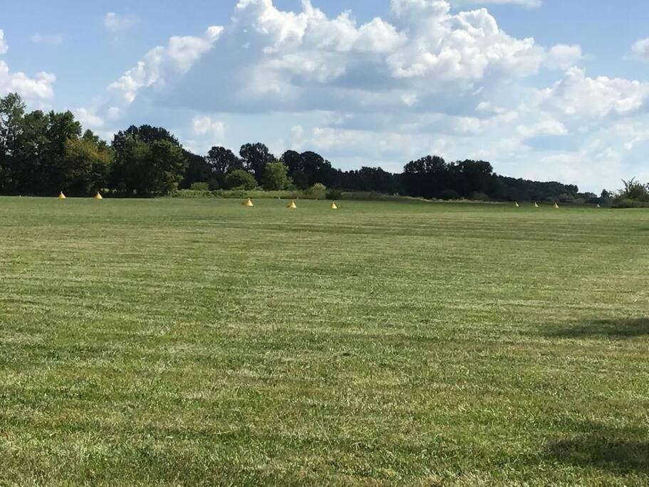 Vila House On Grass Runway With Fly-In/Fly-Out Access Tecumseh Exteriér fotografie