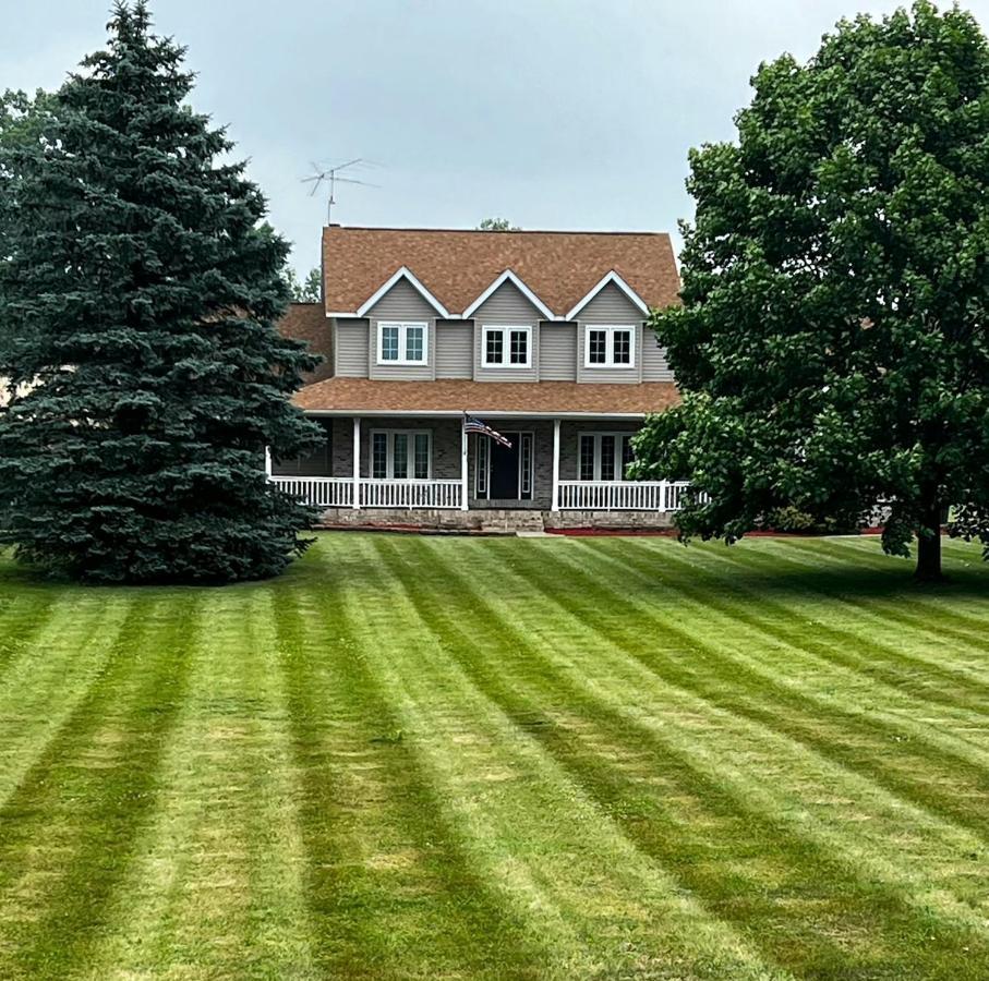 Vila House On Grass Runway With Fly-In/Fly-Out Access Tecumseh Exteriér fotografie
